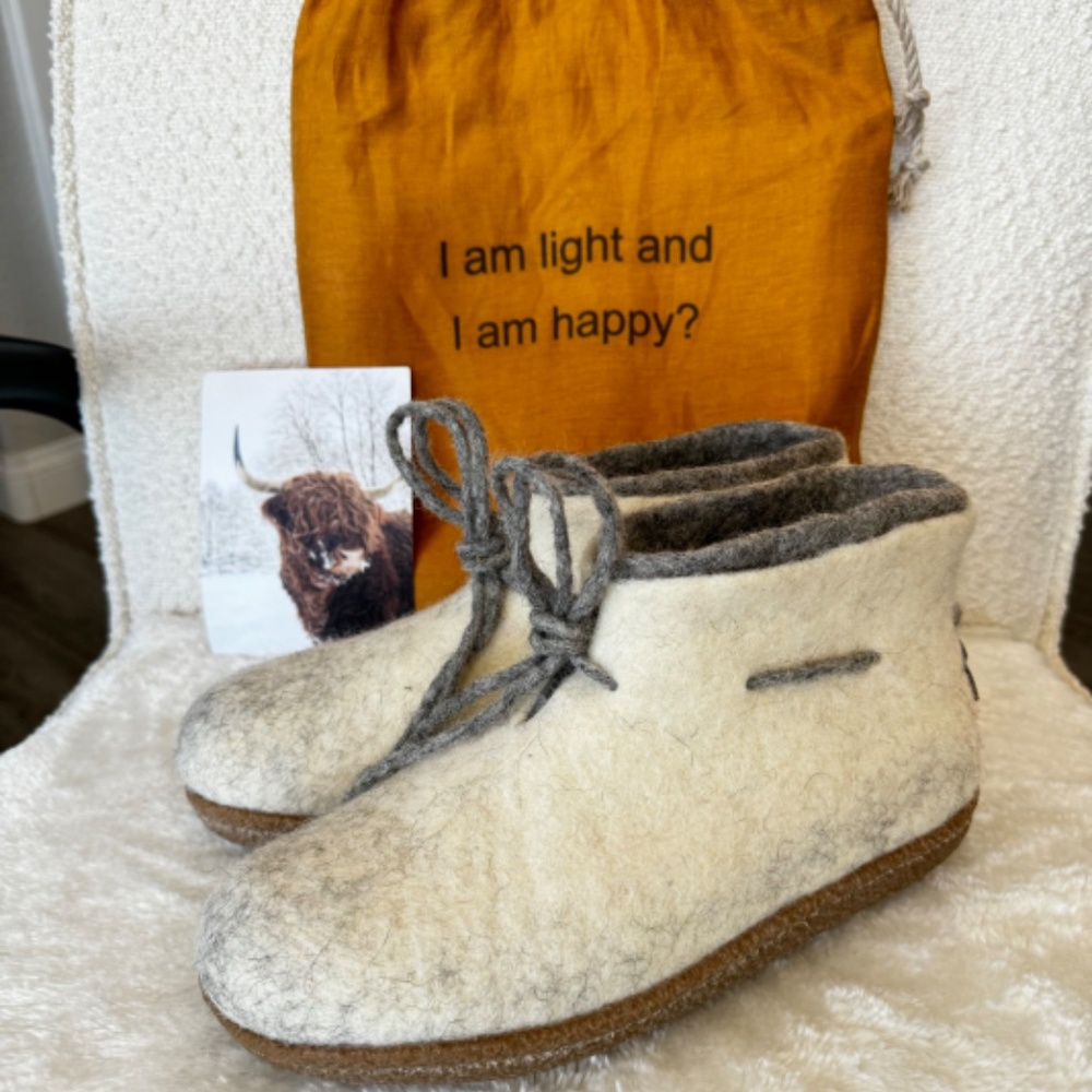 Felted wool women boots slippers with laces. Ankle booties. - Picture 14 of 16